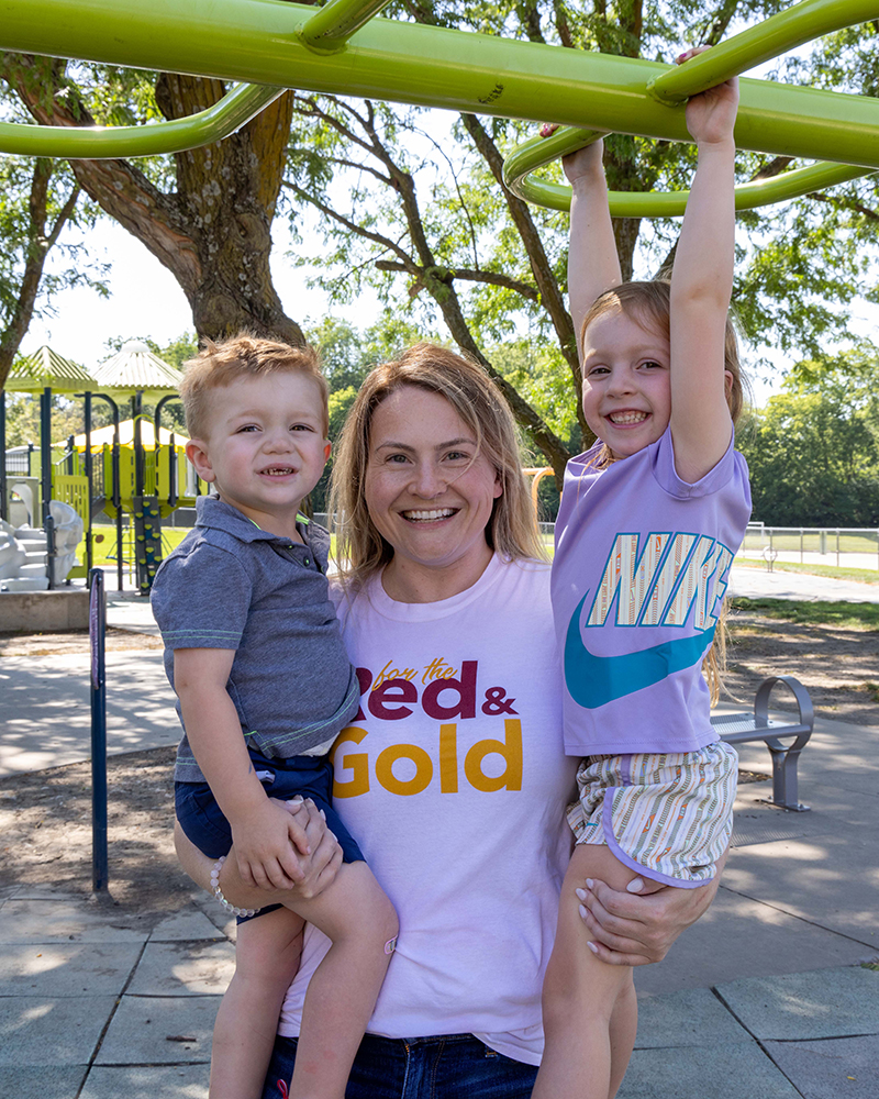 Simpson Online mom at the park with her kids