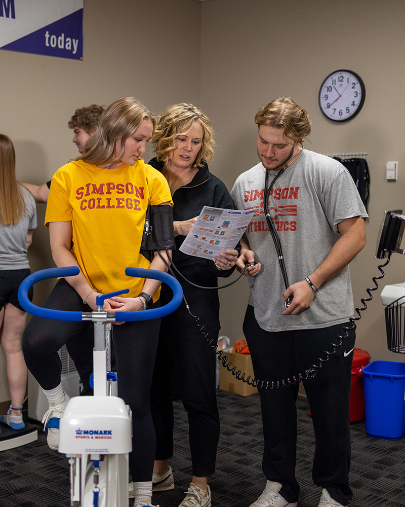 Students working in lab for pre-professional programs